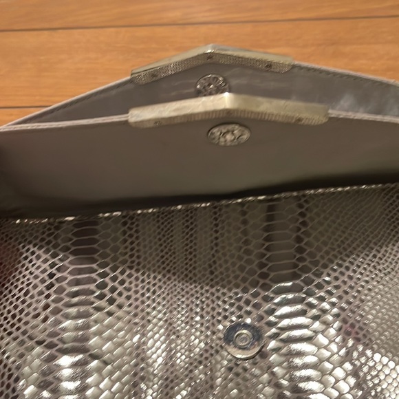 Classy clutch. Used twice. - Picture 4 of 5